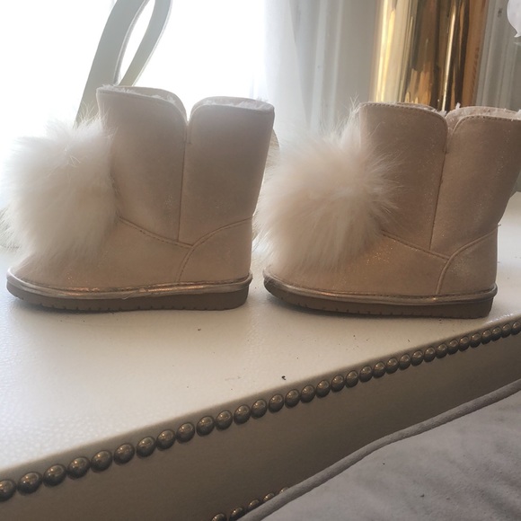 Childrens Place little girl Pom Pom size 7 cream and gold bootie - Picture 3 of 7